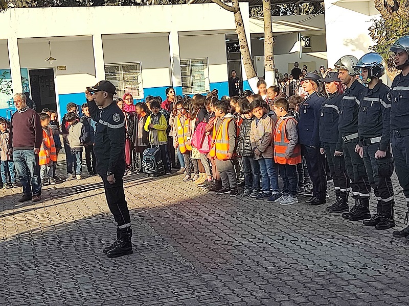 عناصر الحماية المدنية يشاركون تلاميذ مدرسة الهادي خفشة بالمنزه الأول تحية العلم المفدى